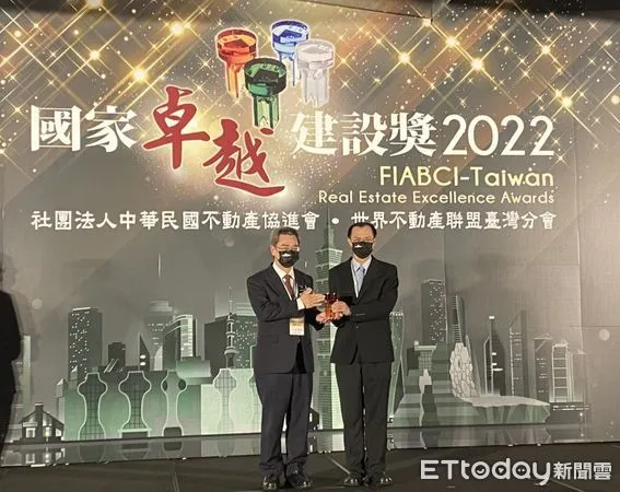 ▲2022國家卓越建設獎揭曉，台南市工務局贏得12項獎座， 19日由工務局副局長王建雄代表接受頒獎表揚。（圖／記者林悅翻攝，下同）