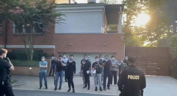 ▲▼駐美使館被抗議民眾包圍　陸：「反華勢力」長期滋擾！。（圖／翻攝推特）