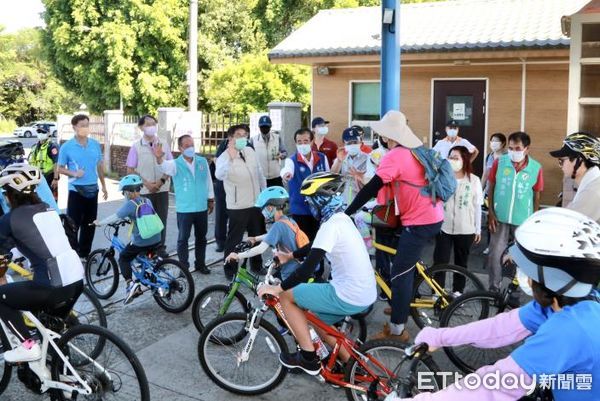 ▲台南市於烏山頭水庫舉辦「山海圳綠道自行車道推廣活動」，市長黃偉哲親自到場鳴笛宣布活動開始，現場吸引許多家長帶著小朋友一同參與。（圖／記者林悅翻攝，下同）