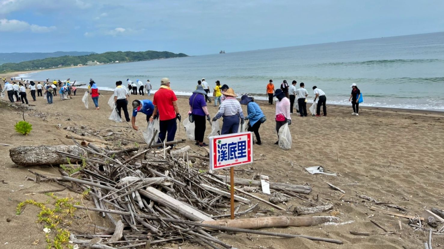 ▲向海致敬！台電核二號召淨灘愛地球 清出380公斤海漂垃圾。（圖／記者郭世賢翻攝）