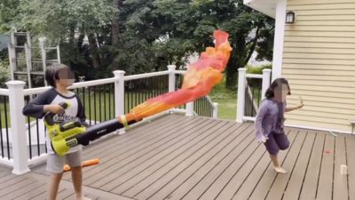 爸替小孩做「火焰噴射器玩具版」　拿吹葉機當武器！慘被網噴爆