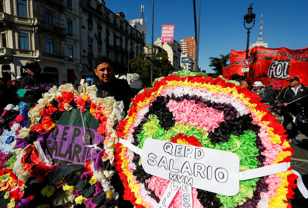 ▲▼阿根廷民間團體幫勞工的薪水舉辦喪禮，抗議高通膨與基本薪資不足的問題。（圖／路透）