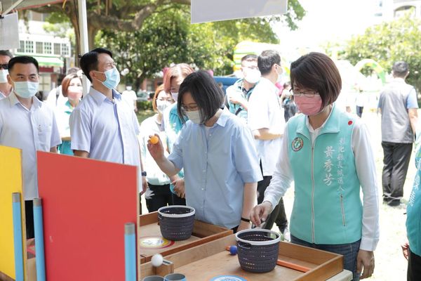 ▲▼參加「秀芳姐姐親子巡迴列車」首發場　蔡英文：讓黃秀芳當縣長，中央地方一起努力，讓彰化小朋友受到更好的照顧。（圖／民進黨提供）