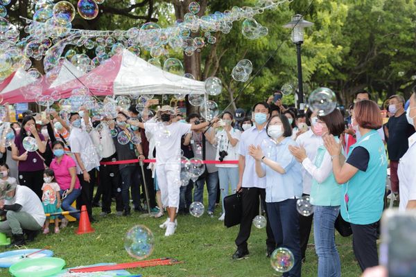 「台灣人面對大陸威脅很冷靜」　蔡英文：後憲以後要扮演重要角色 | ETt