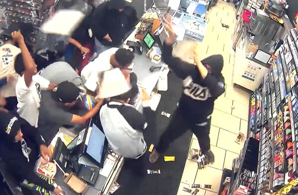 ▲▼洛杉磯7-11超商遭百名暴徒闖入破壞搶劫。（圖／翻攝自推特／LAPD HQ）