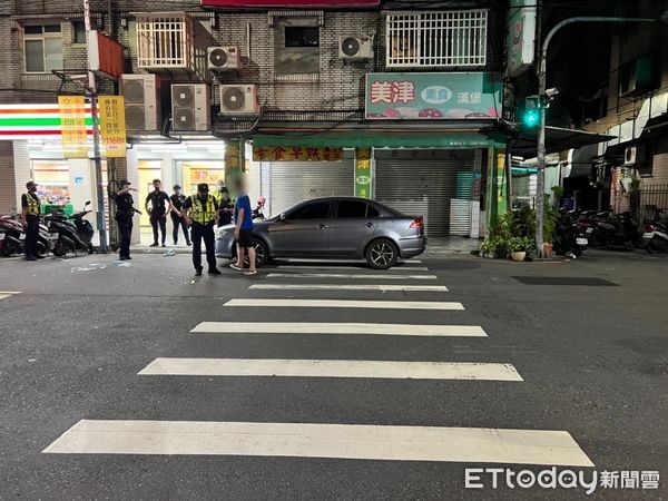 ▲▼洪姓駕駛小客車左轉撞倒老婦人，辯稱A柱擋視線，目前老婦人仍在昏迷觀察中             。（圖／記者陳以昇翻攝）