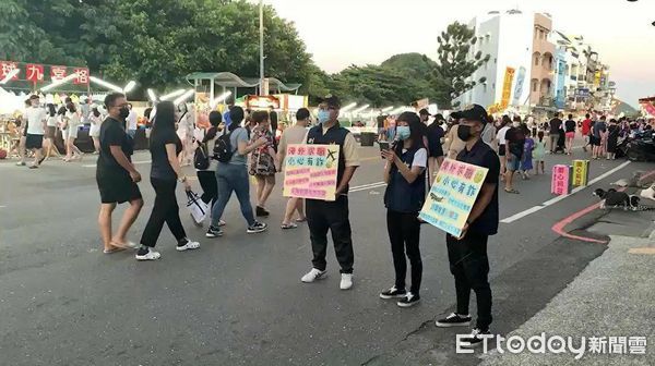 ▲恆春警方墾丁大街宣導反詐             。（圖／記者陳崑福翻攝，下同）