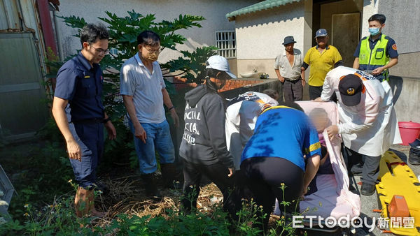 ▲▼崙背警所長蔡長志不畏水溝惡臭，捲褲管下水溝尋獲失蹤83歲老婦。（圖／警方提供）