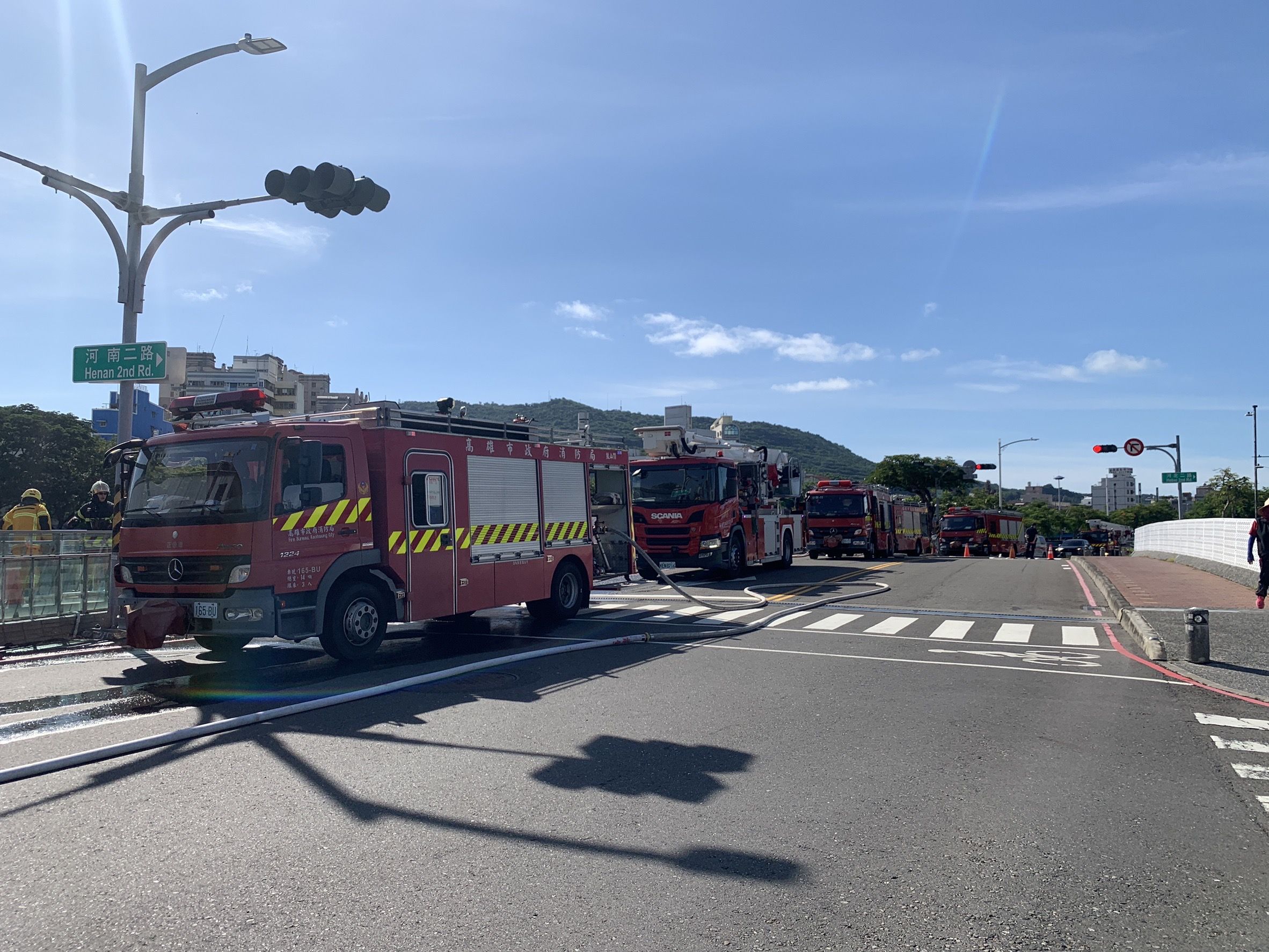 ▲▼快訊／高雄愛河邊集合住宅火警！　14車28人灌救。（圖／民眾提供）