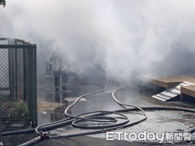 快訊／太熱了？高雄愛河邊木棧道下起火！　大量濃煙狂冒