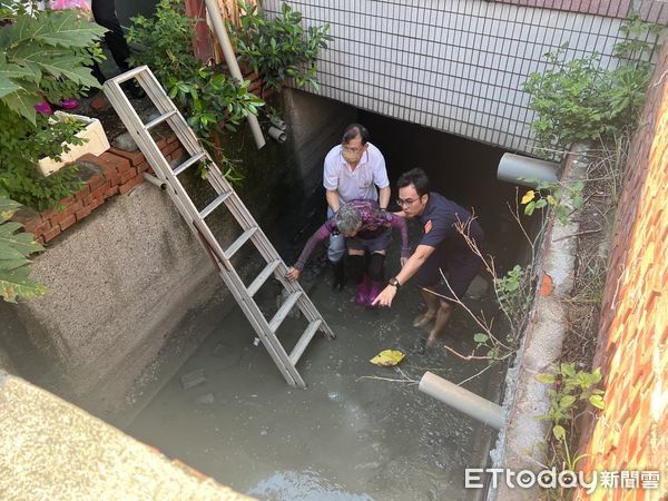 ▲▼崙背警所長蔡長志不畏水溝惡臭，捲褲管下水溝尋獲失蹤83歲老婦。（圖／警方提供）