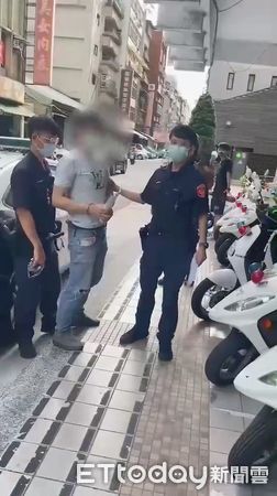 ▲萬華警方開鎖攻堅逮捕強盜擄人的陶姓毒蟲。（圖／記者張君豪翻攝）