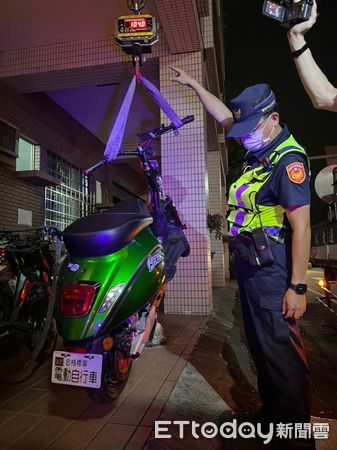 ▲台南市交通警察大隊「車磅」出擊，專秤微型電動二輪車，重量超標即「沒入」處分，啟用2日就有21輛遭到警方沒入。（圖／記者林悅翻攝，下同）