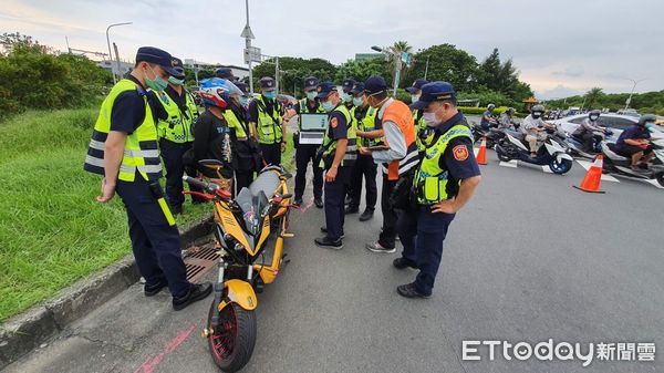 ▲台南市交通警察大隊「車磅」出擊，專秤微型電動二輪車，重量超標即「沒入」處分，啟用2日就有21輛遭到警方沒入。（圖／記者林悅翻攝，下同）