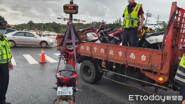 ▲台南市交通警察大隊「車磅」出擊，專秤微型電動二輪車，重量超標即「沒入」處分，啟用2日就有21輛遭到警方沒入。（圖／記者林悅翻攝，下同）