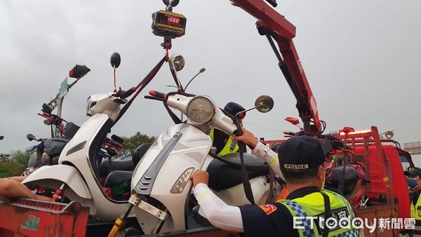 ▲台南市交通警察大隊「車磅」出擊，專秤微型電動二輪車，重量超標即「沒入」處分，啟用2日就有21輛遭到警方沒入。（圖／記者林悅翻攝，下同）