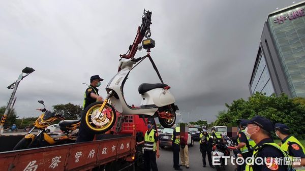 ▲台南市交通警察大隊「車磅」出擊，專秤微型電動二輪車，重量超標即「沒入」處分，啟用2日就有21輛遭到警方沒入。（圖／記者林悅翻攝，下同）