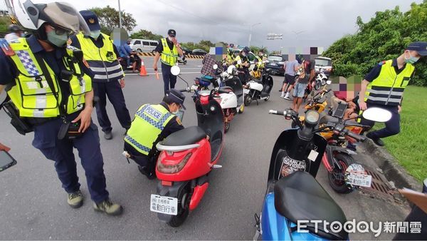 ▲台南市交通警察大隊「車磅」出擊，專秤微型電動二輪車，重量超標即「沒入」處分，啟用2日就有21輛遭到警方沒入。（圖／記者林悅翻攝，下同）