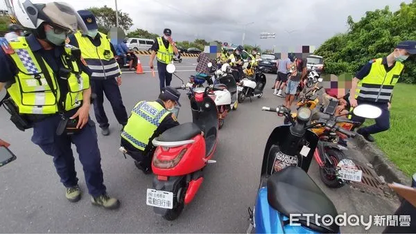 ▲台南市交通警察大隊「車磅」出擊，專秤微型電動二輪車，重量超標即「沒入」處分，啟用2日就有21輛遭到警方沒入。（圖／記者林悅翻攝，下同）