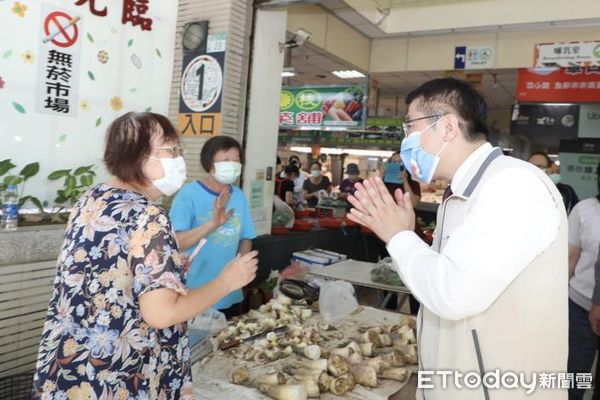 ▲台南市長黃偉哲出席虎尾寮公有零售市場「愛心惜食平台」啟用活動，感謝佑生產業股份有限公司董事長陳佑生捐贈，並邀請攤商加入愛心惜食平台。（圖／記者林悅翻攝，下同）