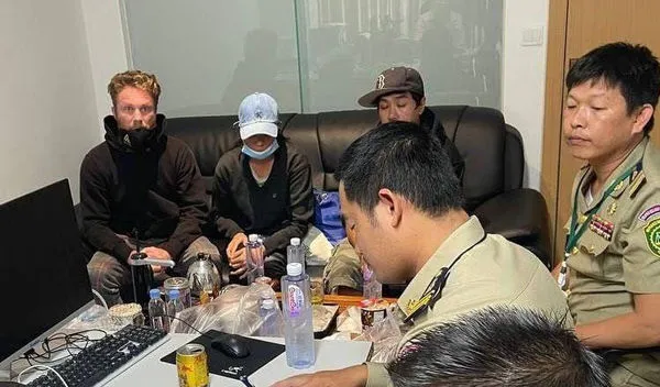 ▲▼美國人也被賣！3外國人稱遭軟禁「工作畫面」曝。（圖／翻攝自Khmer Times）