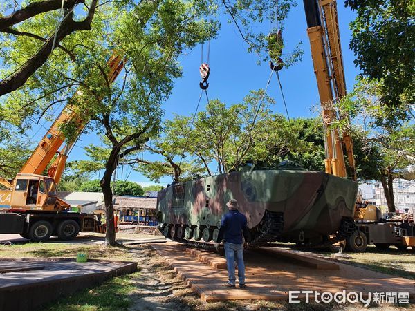 ▲▼海軍陸戰隊的LVT，俗稱「水鴨子」的登陸運輸車，進駐鳳林慢城公園，進行吊掛作業。（圖／鳯林鎮公所提供，下同）