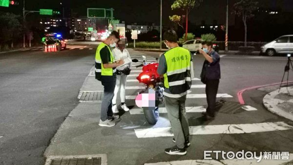 ▲新北深夜改裝車轟轟轟擾民 金山警+環保局聯合取締施鐵腕。（圖／記者郭世賢翻攝）