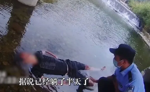 ▲▼ 天氣太熱，大陸接連發生酒醉男子躺河裡納涼，被誤認為浮屍            。（圖／翻攝 微博西部決策、青蜂俠）