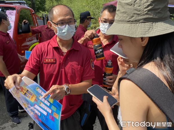 ▲台南市消防局第一救災救護大隊，在大凍山登山入口處紫雲殿前，辦理防災宣導教導登山民眾下載「119報案APP」，可開啟「119報案APP」求救，能讓消防人員正確快速抵達現場，縮點救援時間。（圖／記者林悅翻攝，下同）