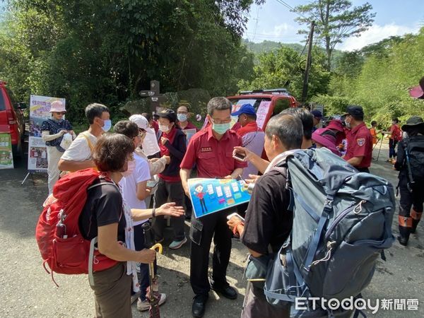 ▲台南市消防局第一救災救護大隊，在大凍山登山入口處紫雲殿前，辦理防災宣導教導登山民眾下載「119報案APP」，可開啟「119報案APP」求救，能讓消防人員正確快速抵達現場，縮點救援時間。（圖／記者林悅翻攝，下同）