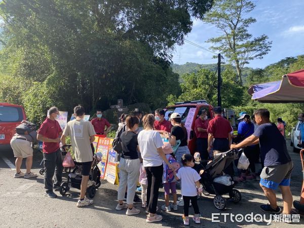 ▲台南市消防局第一救災救護大隊，在大凍山登山入口處紫雲殿前，辦理防災宣導教導登山民眾下載「119報案APP」，可開啟「119報案APP」求救，能讓消防人員正確快速抵達現場，縮點救援時間。（圖／記者林悅翻攝，下同）