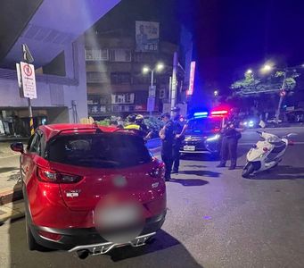 路邊聊天「愛車未熄火」遭醉漢直接開走 2分鐘後自撞遭逮