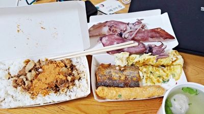 心疼7旬嬤擺攤賣餐！暖男「買海鮮+滷肉飯」幫下架　結帳超過3張百鈔崩潰了