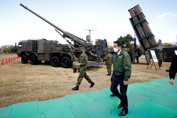 ▲▼日本首相岸田文雄視察日本自衛隊基地。（圖／路透）