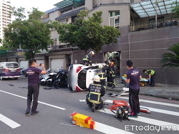 ▲▼台中北屯昌平東二路與山西路三段22日凌晨5時許發生嚴重車禍。（圖／民眾提供）