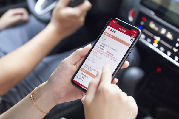 ▲▼肯德基推出速食業獨家「免下車快取GO」服務， 只要於肯德基官網預定餐點，免排隊、免下車，即有專人將餐點直送到車旁。（圖／肯德基提供）