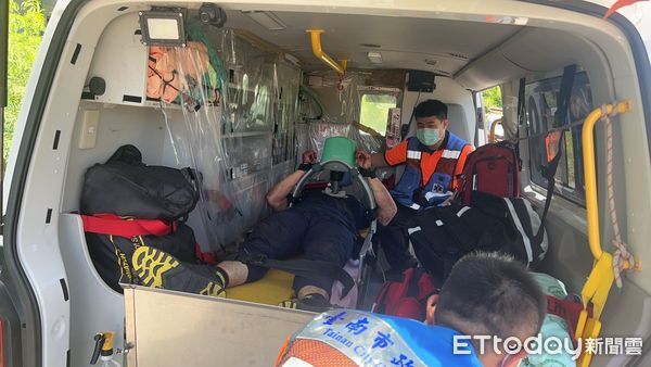 ▲▼台南2警受傷，1人遭割喉重傷。（圖／民眾提供）