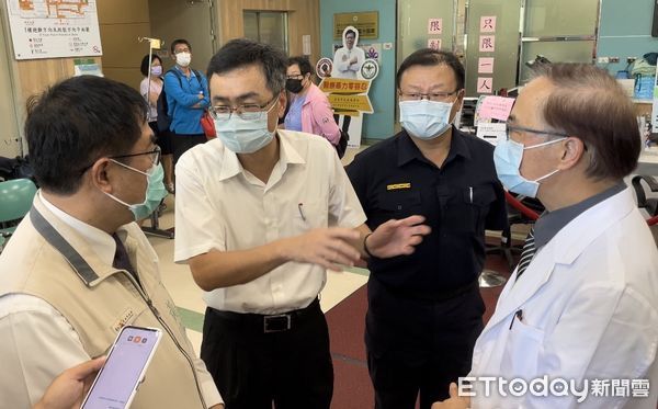 ▲▼2警遭歌喉殉職，台南市長黃偉哲抵達安南醫院慰問家屬。（圖／台南電視台提供）
