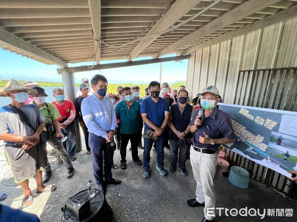 ▲立委蘇治芬今日與民進黨雲林縣長候選人劉建國，邀水利署長賴建信至濁水溪出海口麥寮北堤邊，針對現地魚塭申請用電並設置電桿問題提出解方。（圖／記者蔡佩旻翻攝）