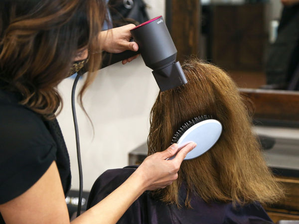 ▲▼常見「5個梳髮錯誤」，讓你頭髮掉不停            。（圖／Unsplash）