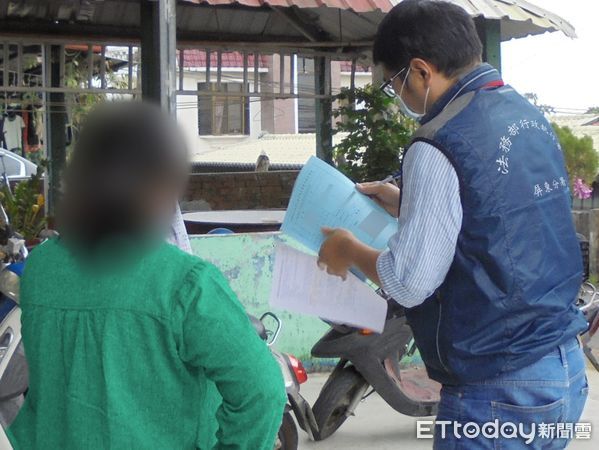 ▲書記官現場執行             。（圖／記者陳崑福翻攝，下同）