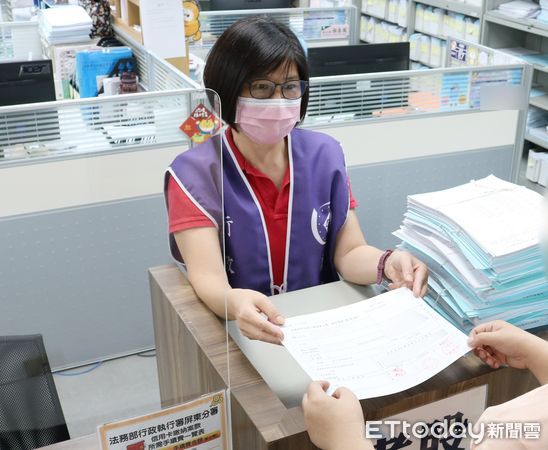 ▲書記官現場執行             。（圖／記者陳崑福翻攝，下同）