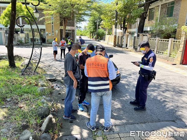 ▲屏東監理站會同警方查獲白牌車攔客            。（圖／記者陳崑福翻攝，下同）