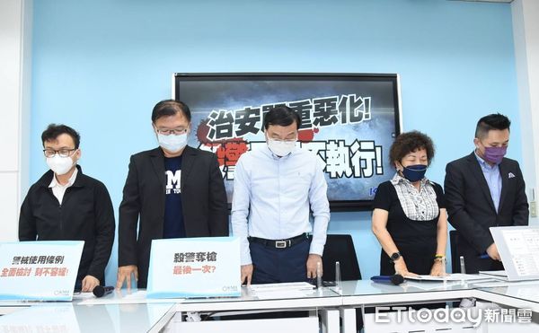 ▲ 國民黨團23日為殉職警默哀。（圖／記者屠惠剛攝）