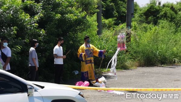 ▲▼台南殺警2警殉職，家屬心碎重回現場招魂。曹瑞傑家屬。（圖／記者黃彥傑攝）