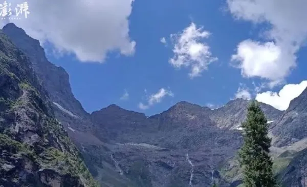 ▲▼ 四川四姑娘山冰川被高溫曬融化了 ？           。（圖／翻攝 澎湃新聞）