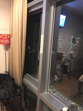 ▲住院長輩竟說：病房被貼「長長符咒」，結果是烏龍一場。（圖／翻攝自臉書社團「爆怨公社」）