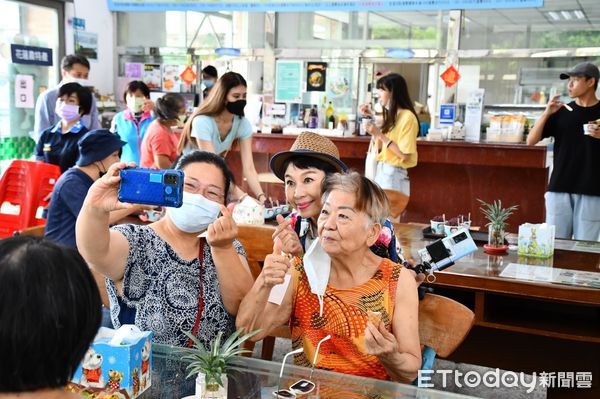 ▲首發團由知名主持人張月麗、媒體、網紅及觀光局代表等組成。（圖／吉安鄉公所提供，下同）