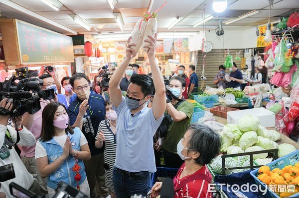 ▲國民黨台北市長參選人蔣萬安今（23）日上午啟動「萬安做伙行，台北百面贏」行腳計畫第一站大同區。（圖／蔣萬安辦公室提供）