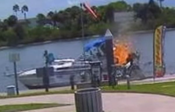船停靠碼頭加油「突然爆炸」被火球吞噬　4人受傷驚險畫面曝光。（圖／翻攝自Facebook／Daytona Beach Fire Department）
